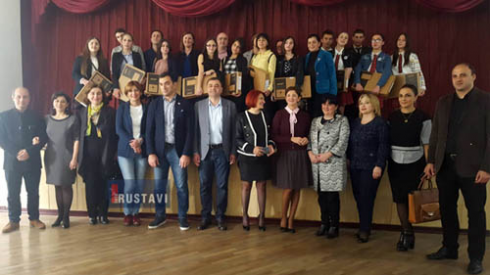 მოსწავლეები კომპიუტერებით დაჯილდოვდნენ