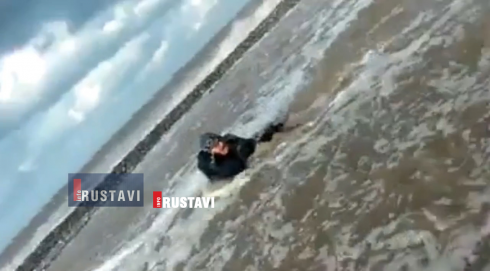 ტალღებმა მამაკაცი გაიტაცა (ვიდეო)