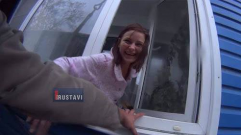 მამაკაცი მე-4 სართულზე სატვირთოს მანქანით ავიდა (ფოტო)