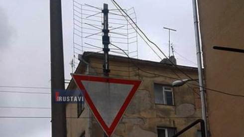ტელევიზორის ანტენა საგზაო ნიშანზე (ფოტო).