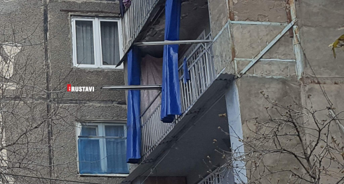 რა არის გამოსახული კორპუსის ფასადზე