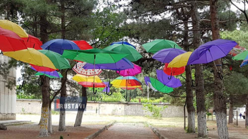 ქოლგების ხეივანი სკოლის ეზოში [photo]