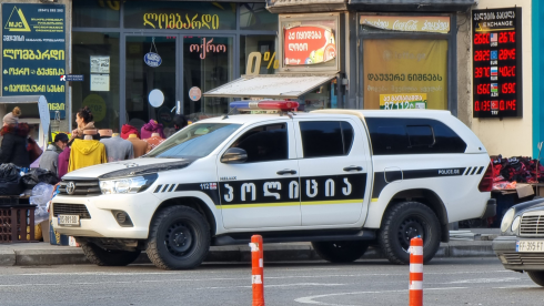 რუსთავის ბანკებთან საპოლიციო ეკიპაჟები გამოჩნდნენ [photo]