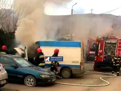 რუსთავში მიკროავტობუსი დაიწვა