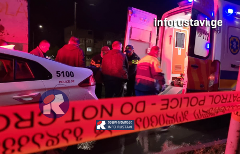 რუსთავში ერთმანეთს 2 ავტომობილი შეეჯახა, რის შემდეგაც ერთი ამობრუნდა