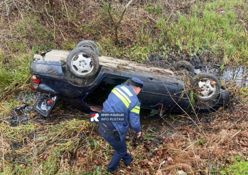 ავარიის დროს ავტომობილი არხში გადავარდა