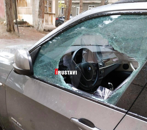 რუსთავში ავტომობილი გატეხეს [photo]