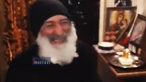 ბერმა ნიკოლოზმა ხალხს ფული დაურიგა [video]