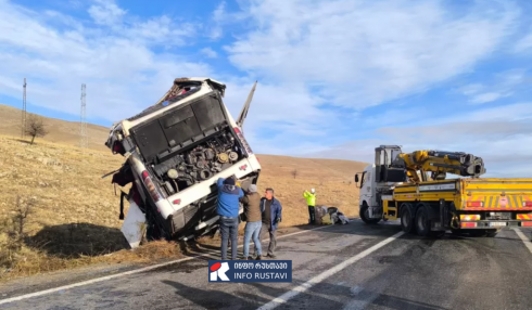 თურქეთში ავტოსაგზაო შემთხვევას 2 ადამიანი ემსხვერპლა, 21 დაშავდა [photo]