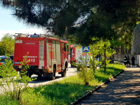 რუსთავის ერთ-ერთ სკოლასთან სახანძრო-სამაშველო ეკიპაჟები იყო მობილიზებული