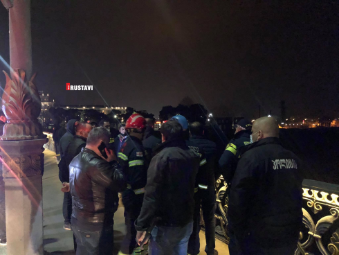 რუსთავის ხიდიდან მამაკაცი გადახტომას აპირებს