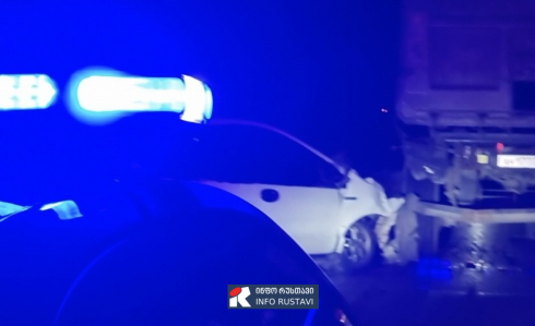 რუსთავის ავტობანზე ერთმანეთს 3 ავტომობილი შეეჯახა [video]