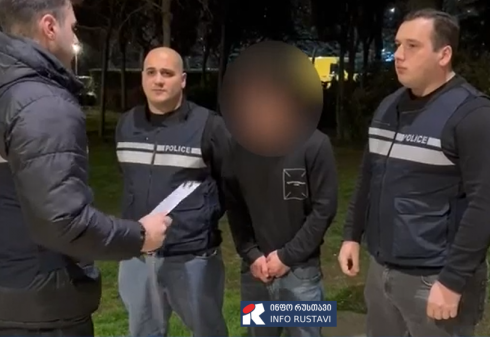პოლიციამ ძარცვის ფაქტზე 2 პირი დააკავა