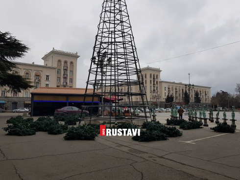 ცენტრალურ მოედანზე ნაძვის ხე აიღეს