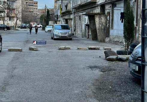 თვითნებურად მოწყობილი შემაფერხებლები რუსთავის ეზოებში