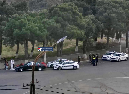 რუსთავში ქორწილის ესკორტის ავტომობილი ქვეითს დაეჯახა [photo]