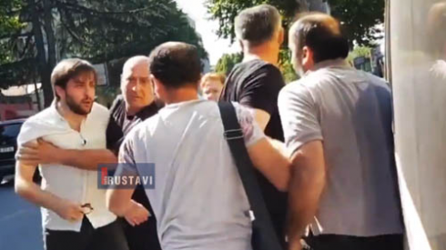 მგზავრი და მძღოლი ერთმანეთს ფიზიკურად დაუპირისპირდნენ (ვიდეო)