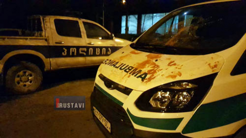 პოლიციას და ექიმებს თავს დაესხნენ [video]