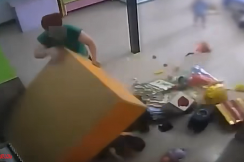 რუსთავის ერთ-ერთ ბაღში კარადა გადმოვარდა და 3 ბავშვი მოიყოლა [video]