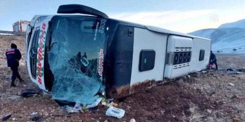 თურქეთში სამგზავრო ავტობუსი ამობრუნდა