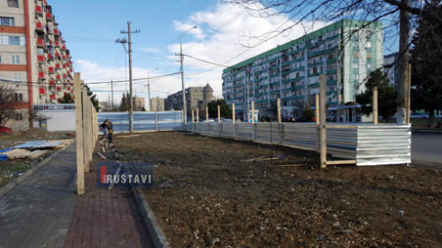 რა შენდება მესხიშვილის ქუჩაზე და რატომ გადაიკეტა ტროტუარის ნაწილი (ფოტო).