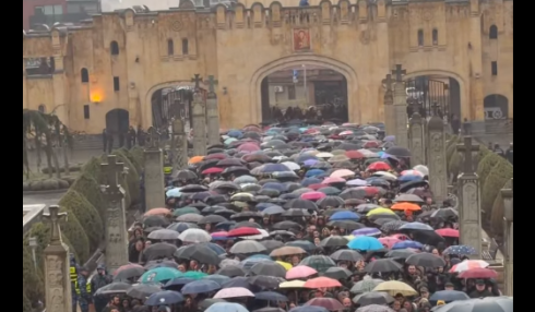 ხალხის უწყვეტი ნაკადი სამების ტაძრის ეზოში