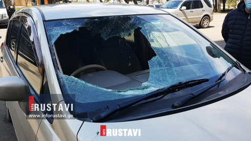 რუსთავში მოზარდი ფანჯრიდან გადმოვარდა და ავტომობილზე დაეცა [video]