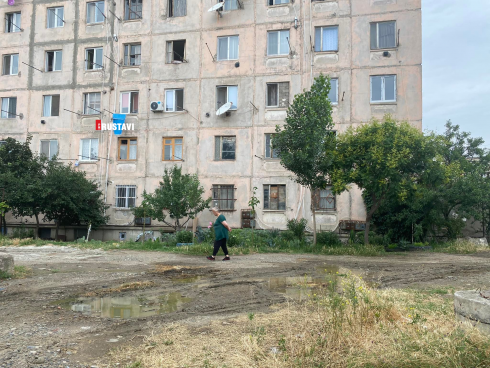 "სარდაფები ივსება წყლით, ეზოში ამოდის ფეკალიები" [photo]