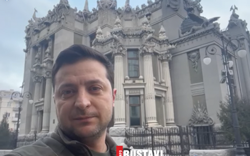 "მე აქ ვარ, არანაირ იარაღს ჩვენ არ ვყრით"