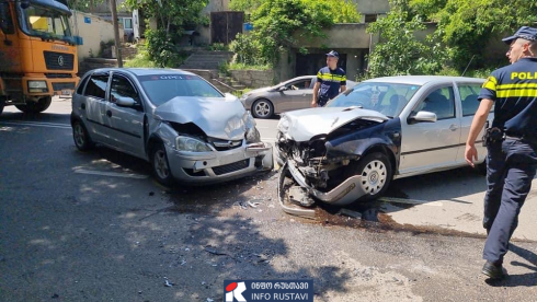 რუსთავი-თბილისის ავტობანზე 2 ავტომობილი ერთმანეთს შეეჯახა [Photo]