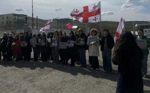 რუსთავის ქალთა ციხესთან ქალთა საერთაშორისო დღესთან დაკავშირებით საპროტესტო აქცია მომდინარეობს