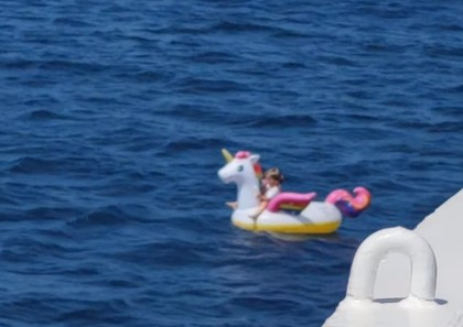 ბავშვი ტალღებმა ზღვის სიღრმეში გარიყა [video]