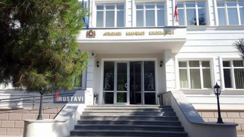 ქმარმა ცოლი სადარბაზოში სცემა