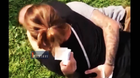 კურიოზი ხელის თხოვნის დროს (ვიდეო)