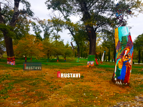 რუსთავში ფერადი ხეები გამოჩნდა [photo]