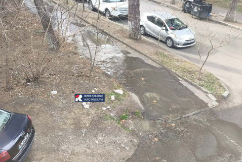 რუსთავში მილის გახეთქვის შედეგად ეზო იტბორება