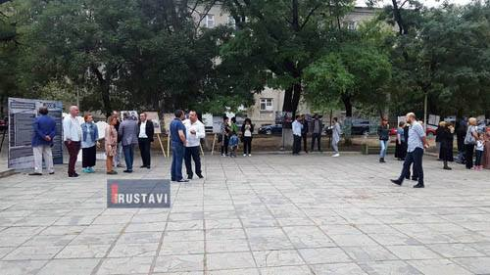 "ევროპული საქართველოს" წარმომადგენლებმა გმირთა მემორიალი ყვავილებით შეამკეს (ფოტო)