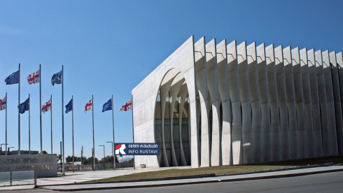 დაპირისპირება ენმ-ის ოფისში