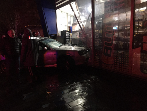 რუსთავში ავტომობილი მაღაზიაში შევარდა [photo]