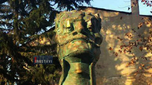 მოსახლეობის ნაწილი ბიუსტის აღებას მოითხოვს (ფოტო).