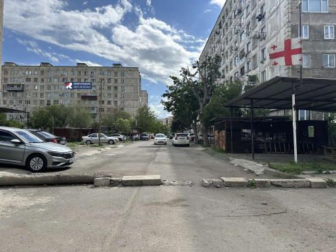 რუსთავში ეზოს თვითნებურად ჩაკეტვისთვის დაჯარიმდებით