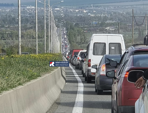 საავტომობილო საცობი ქვეყნის მთავარ მაგისტრალზე