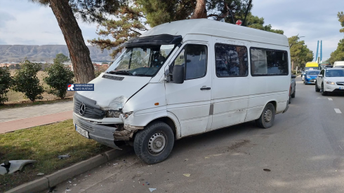 რუსთავის ცენტრალურ ხიდზე ერთმანეთს სამი ავტომობილი დაეჯახა [photo]