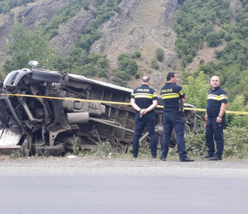 სამარშრუტო ტაქსი გზის სავალი ნაწილიდან გადავიდა