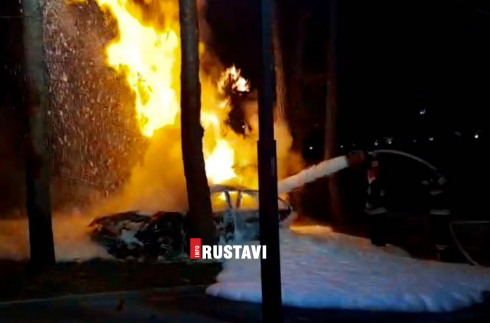 რუსთავში ორი ავტომობილი ერთმანეთს შეეჯახა, რა დროსაც ერთი აფეთქდა [video]