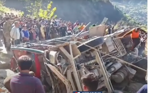 ინდოეთში სამგზავრო ავტობუსი ფერდობიდან გადავარდა