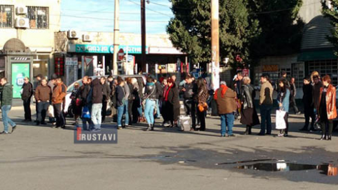 ხალხმრავლობა გაჩერებებზე