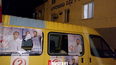 "სააგიტაციო მანქანას ორი პირი თავს დაესხა"