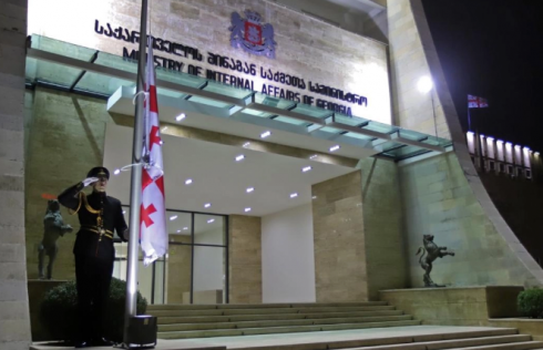 ყველა ადმინისტრაციულ შენობაზე, სახელმწიფო დროშები დაშვებულია