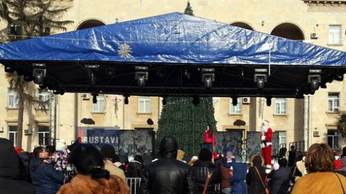 საახალწლო კონცერტი, ტრადიციულად, 31 დეკემბერს მერიის წინ გაიმართება.